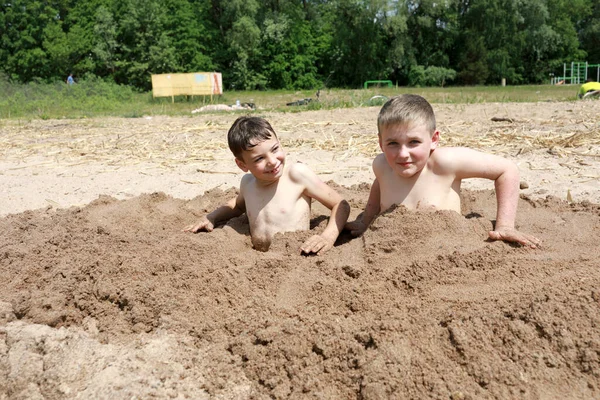 Two Kids Playing Sandy Beach Lake Seliger Ostashkov Russia — Stock Photo, Image