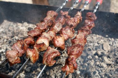 Arka bahçede domuz budu kızartıyoruz.