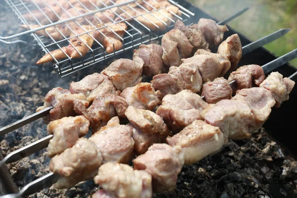 Kochen Saftigen Schweinehals Auf Spießen Hinterhof — Stockfoto