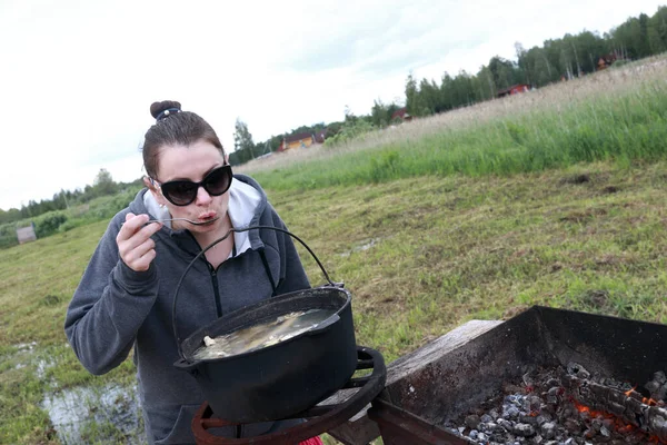 Mujer Saborea Sopa Pescado Ruso Cocinado Caldero Llamas Ukha — Foto de Stock