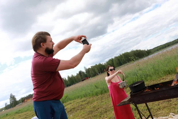 丈夫在野餐时给他的妻子拍照 俄罗斯塞利格尔 — 图库照片