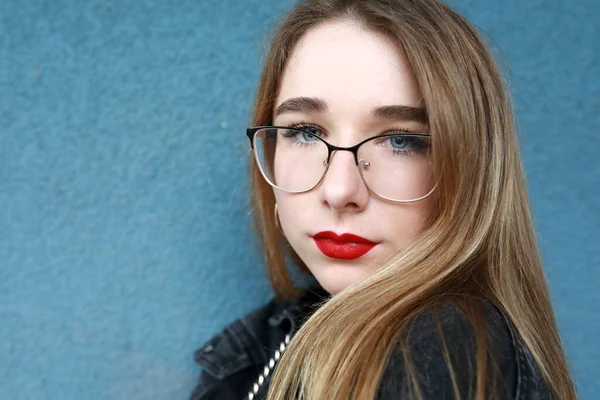 Portret Van Meisje Blauwe Cement Muur Achtergrond — Stockfoto