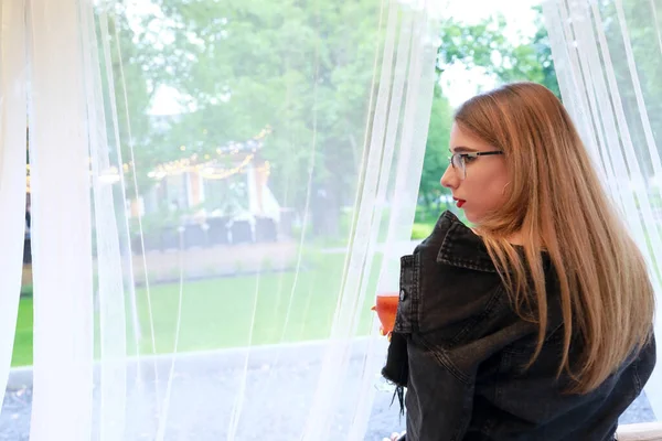 Mädchen Mit Glas Saft Auf Der Terrasse — Stockfoto