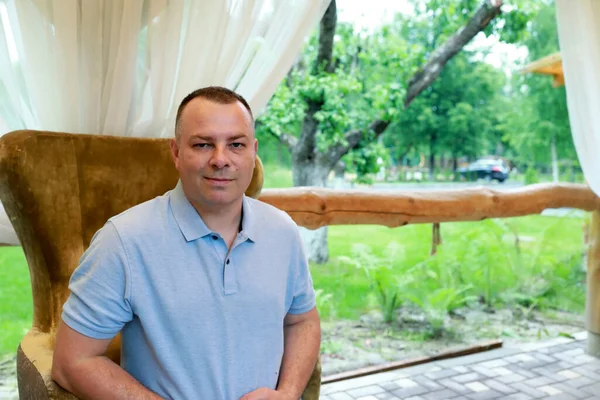 Porträt Eines Mannes Sessel Auf Der Terrasse — Stockfoto