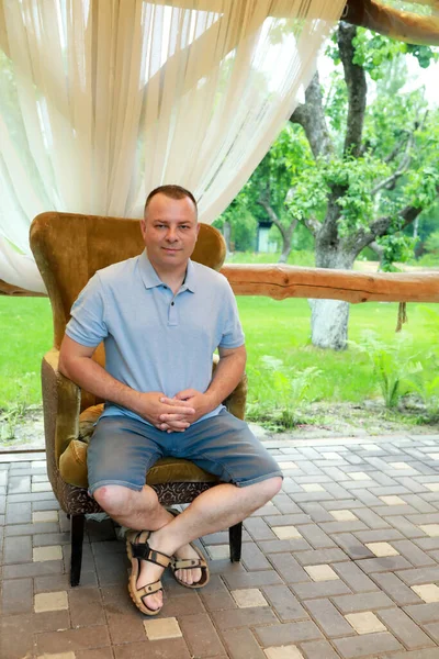 Porträt Eines Mannes Sessel Auf Der Terrasse — Stockfoto