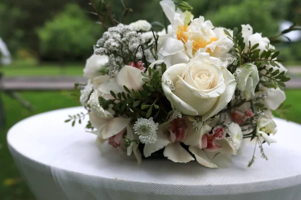 公園の白いテーブルの上の花の花束 — ストック写真