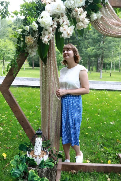 Porträtt Kvinna Trä Ram Med Blommor Parken — Stockfoto