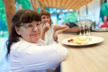 Bardaki son sınıf öğrencisinin portresi.