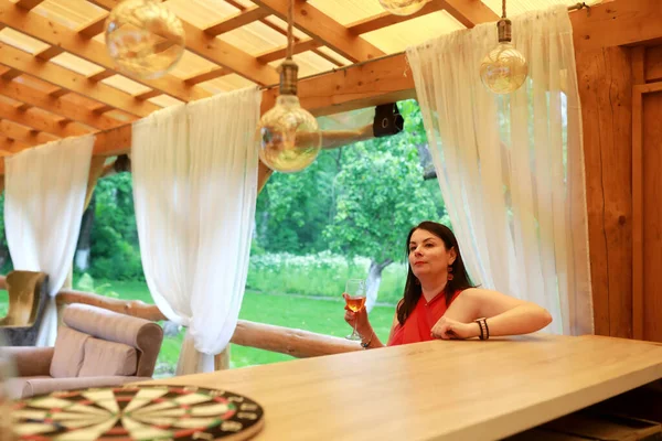 Mujer Con Copa Vino Terraza — Foto de Stock