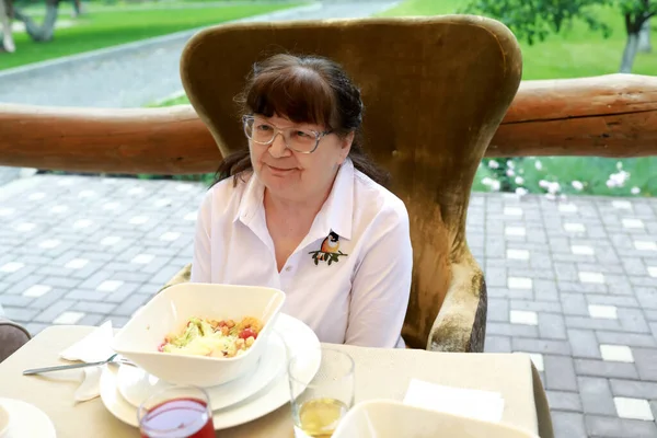 Porträt Einer Seniorin Restaurant Auf Der Terrasse — Stockfoto