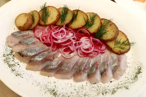 Aringa Affettata Con Patate Cipolle Marinate Sul Piatto — Foto Stock