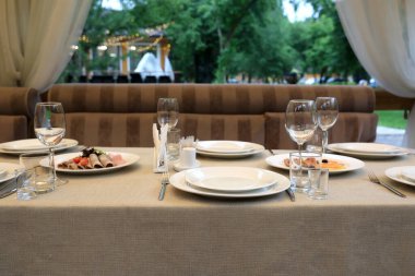 Lokantada aperatiflerle yemek masası.