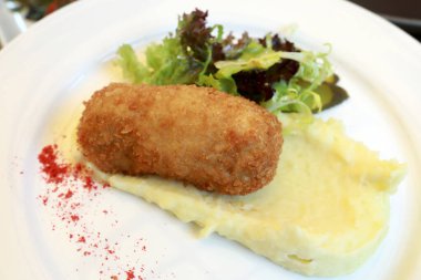 Tavuk Kiev ve restoranda patates püresi.