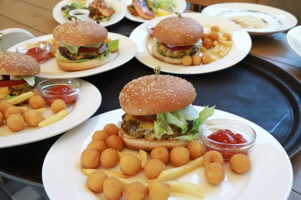 Assiettes Avec Hamburgers Pommes Terre Sur Plateau Restaurant — Photo