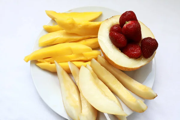 Trancher Divers Fruits Sur Une Assiette Blanche — Photo