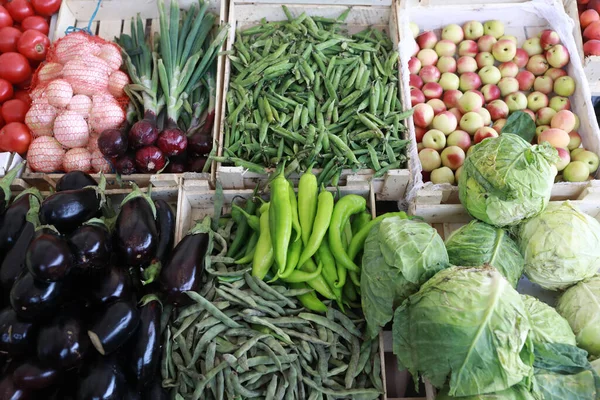市場に様々な野菜を入れた箱 — ストック写真