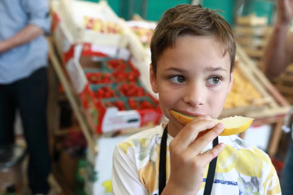 Ritratto Bambino Che Mangia Melone Nel Mercato — Foto Stock