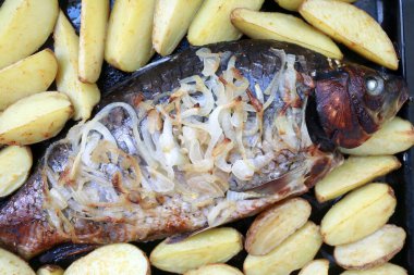 Fırında sazan ve patates.