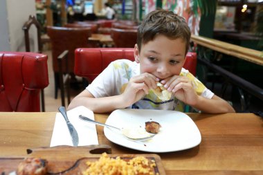 Türk restoranında kebap yiyen çocuk portresi