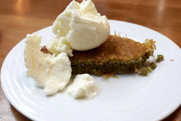 Kunefe Dessert Med Glass Vitplåt — Stockfoto