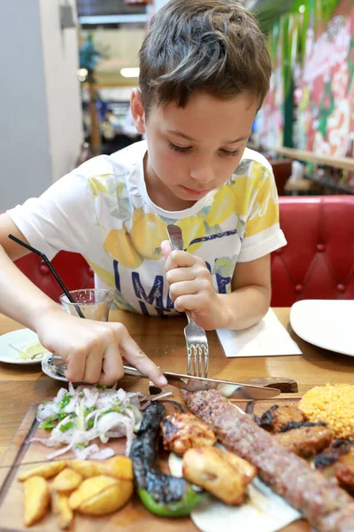 Child Cutting Kebabs Wooden Board Turkish Restaurant — Stock Photo, Image