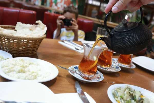 Chlapec Fotí Jak Člověk Nalévá Čaj Restauraci — Stock fotografie