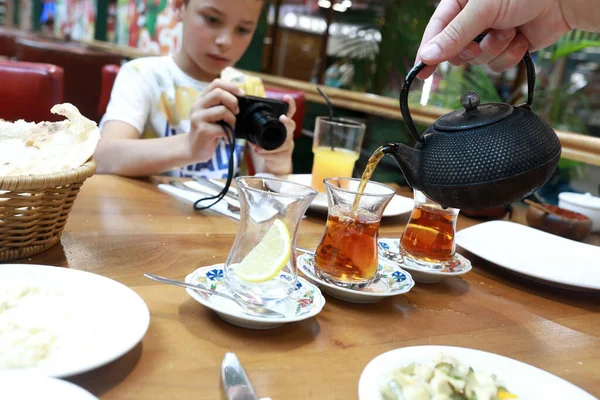 Criança Tira Fotos Como Pessoa Derrama Chá Restaurante — Fotografia de Stock