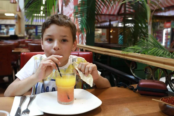 Restoranda Limonata Içen Çocuk Portresi — Stok fotoğraf