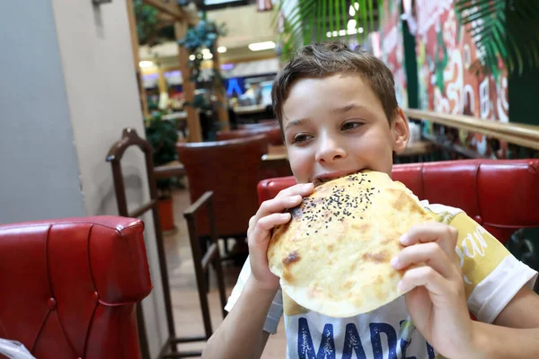 Πορτρέτο Του Παιδιού Τρώει Ψωμί Στο Ασιατικό Εστιατόριο — Φωτογραφία Αρχείου