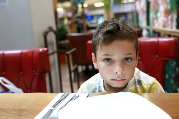 Portret Van Een Duur Kind Een Restaurant — Stockfoto