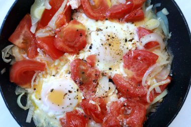 Domatesli yumurta ve tavada soğan.