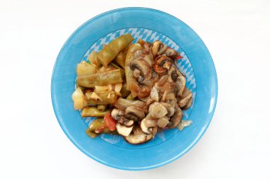 Tabağında fasulye güveci olan kızarmış şampiyon.