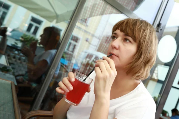 Frau Trinkt Fruchtsaft Auf Terrasse Von Restaurant — Stockfoto