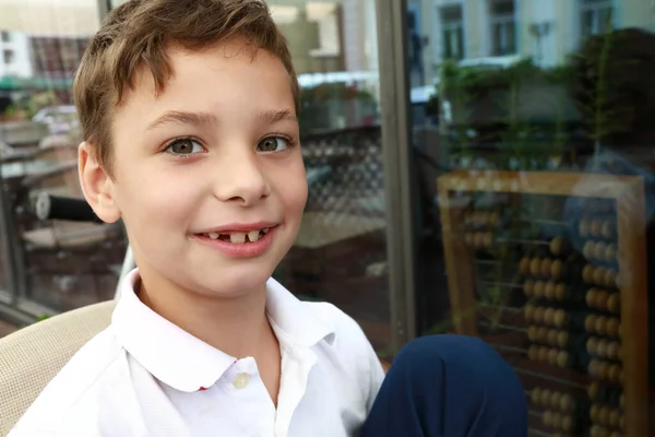 Портрет Счастливого Мальчика Террасе Ресторана — стоковое фото