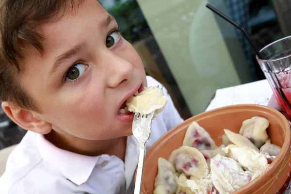 Çocuğun Restoranın Terasında Vareniki Var — Stok fotoğraf