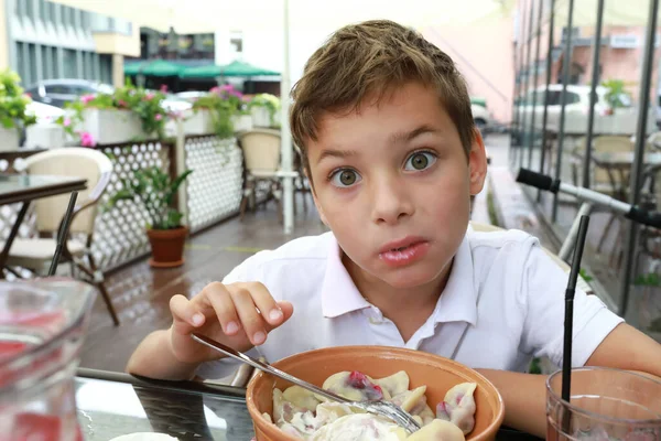 Niño Comiendo Vareniki Terraza Del Restaurante — Foto de Stock