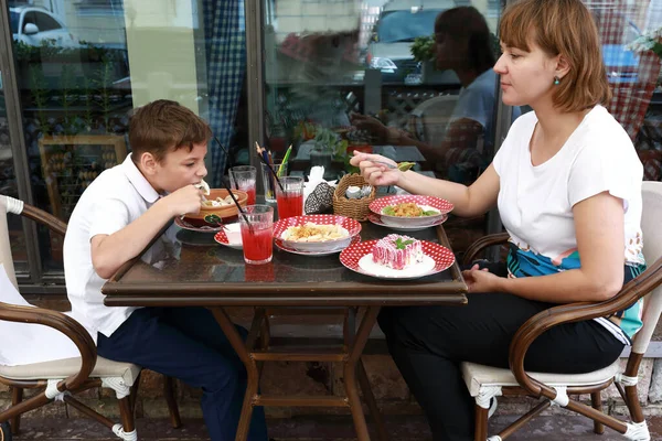 母亲和儿子在餐厅的平台上吃午饭 — 图库照片