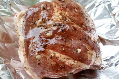 Folyo üzerinde marine edilmiş domuz boynunun görüntüsü