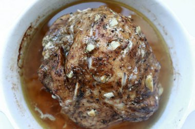 Kavanozda pişmiş domuz jambonu manzarası