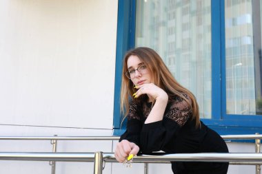 Yeni binanın zemininde poz veren gençler