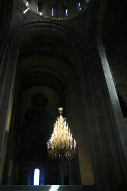 Gürcistan 'daki Ortodoks kilisesinde avize manzarası