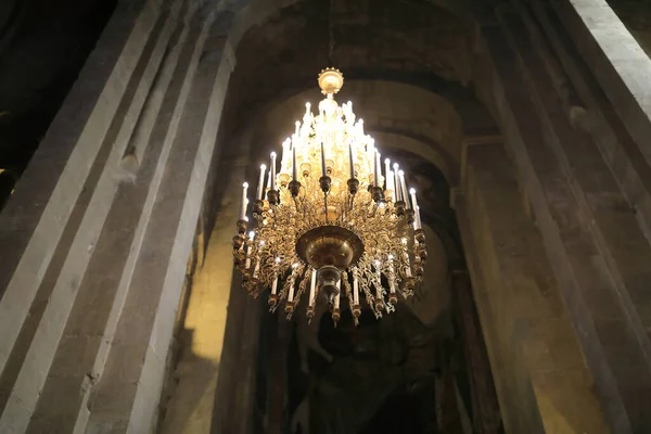 Gürcü Ortodoks Kilisesi, Gürcistan 'da avize detayları