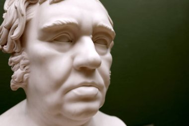 Arka planda Rus şair Ivan Krylov 'un büstü