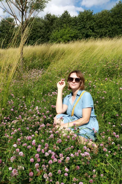 夏の牧草地に座っている女性の肖像 ロシア — ストック写真
