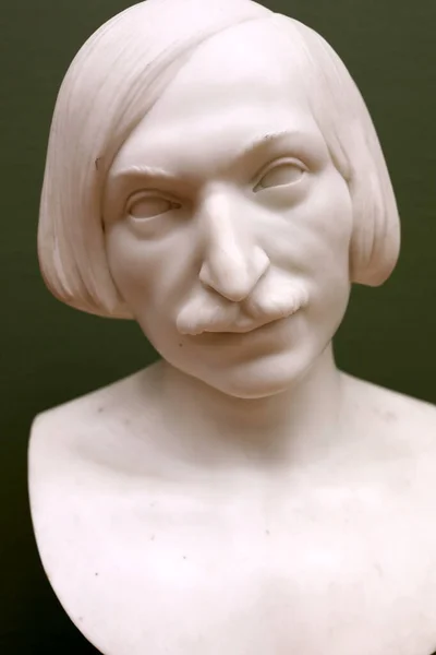 Busto Mármol Del Escritor Ruso Nikolai Gogol Sobre Fondo Pared — Foto de Stock