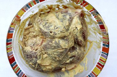 Hardalla marine edilmiş domuz boyunlu bir kase.