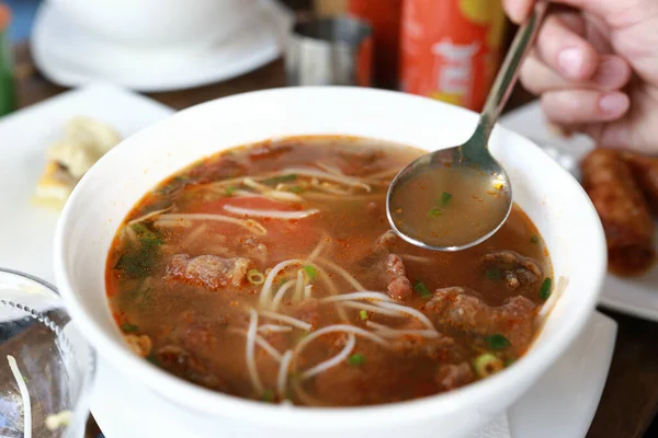 Persona Comiendo Bun Vermicelli Sopa Pescado Restaurante Vietnamita — Foto de Stock