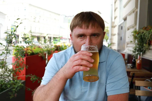 Hombre Bebiendo Cerveza Veranda Restaurante — Foto de Stock