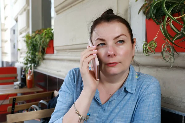 Donna Che Parla Smartphone Sulla Veranda Del Ristorante — Foto Stock