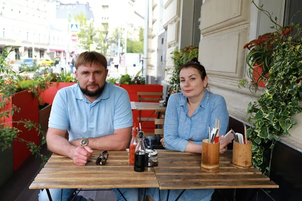 Portret Pary Werandzie Restauracji — Zdjęcie stockowe